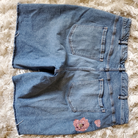 28 Lane Bryant Painted Bermuda Jean Shorts with Flowers, Raw Hem - Picture 7 of 11